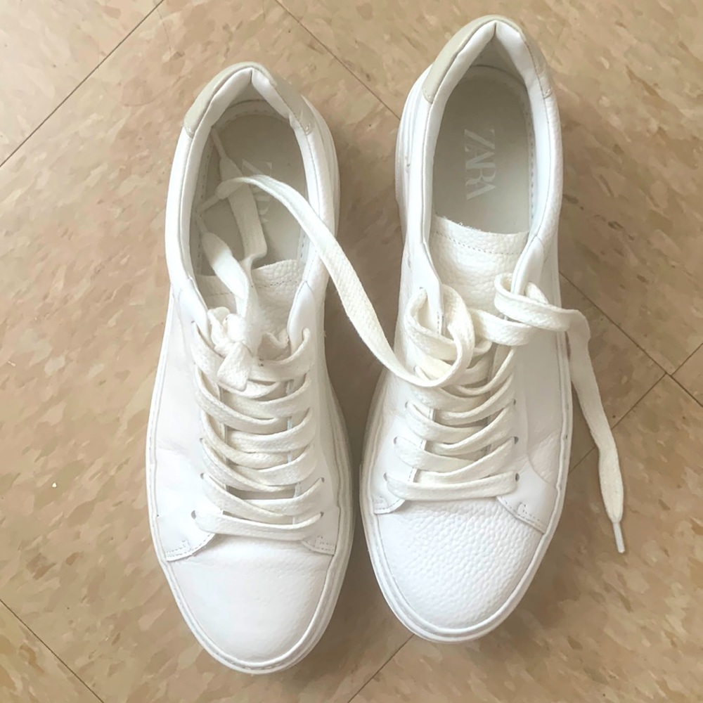 Sporty leather sneaker. Lacing with six pairs of eyelets